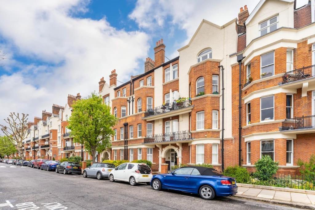 Spacious Flat With Huge Patio In * Londra