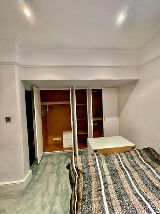 Spacious Flat With Huge Patio In Apartament