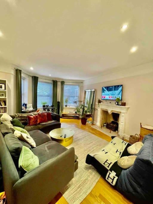 Spacious Flat With Huge Patio In Apartament