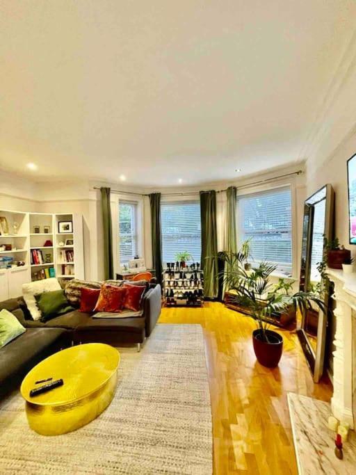 Apartament Spacious Flat With Huge Patio In Londra