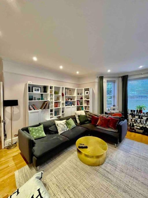Apartament Spacious Flat With Huge Patio In Londra