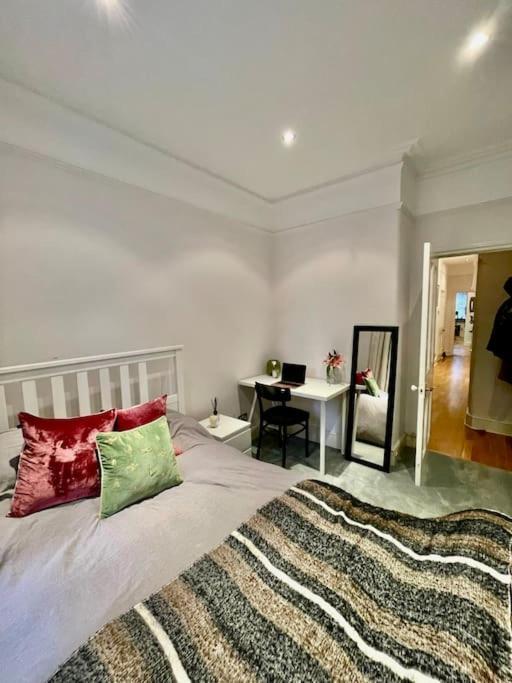 Apartament Spacious Flat With Huge Patio In *